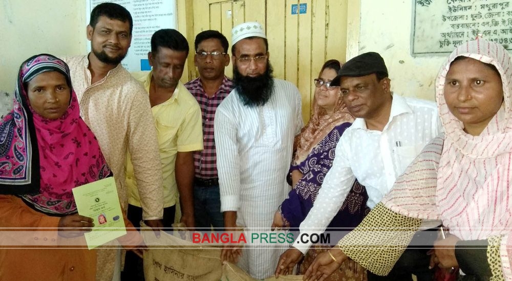 ধুনটে পুষ্টি সমৃদ্ধ চাল পেল ২৮৩ জন দুস্থ মাতা