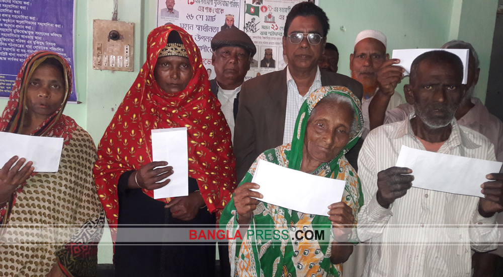 লালমনিরহাটে সহযোগী মুক্তিযোদ্ধা পরিবারকে আর্থিক অনুদান