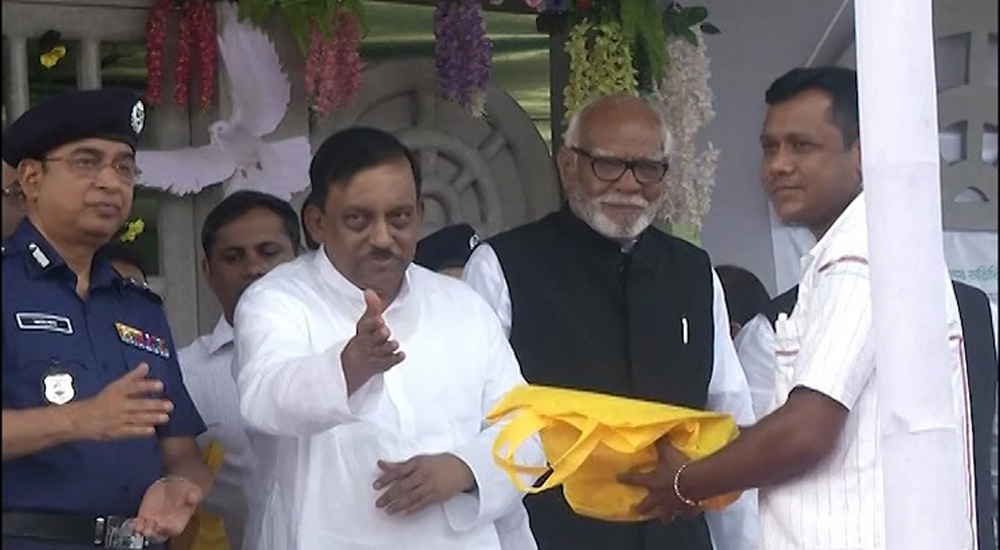 ৬ শতাধিক চরমপন্থি স্বরাষ্ট্রমন্ত্রীর কাছে আত্মসমর্পণ করলো