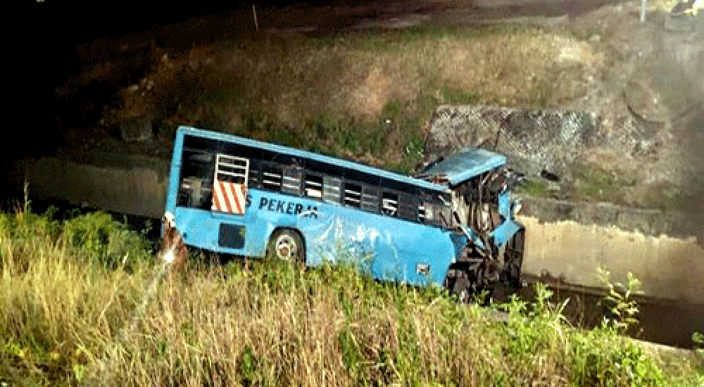 মালয়েশিয়ায় যাত্রীবাহী বাস উল্টে ৬ বাংলাদেশিসহ নিহত ১০