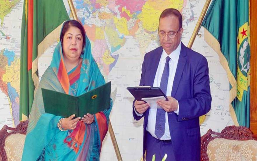 দলীয় সিদ্ধান্তের বাইরে শপথ নিলেন মোকাব্বির খান