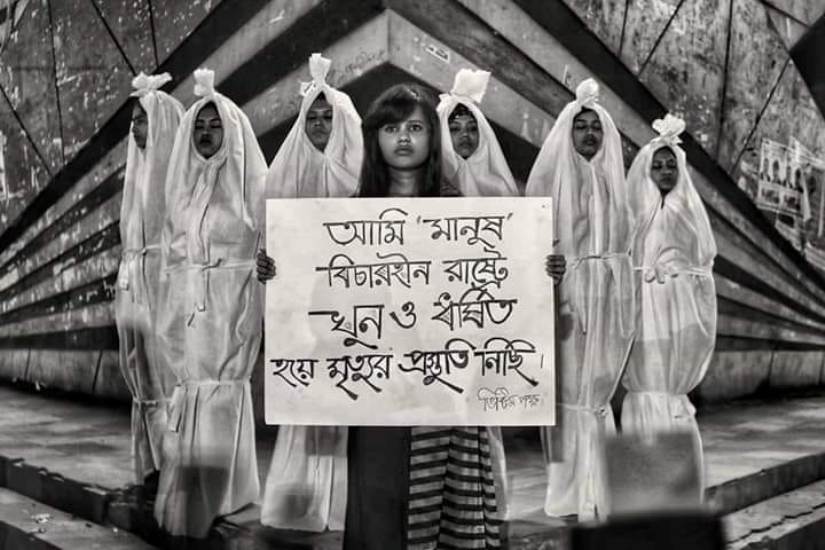 কাফনের কাপড় পরে ‘বিচারহীনতা’র প্রতিবাদ
