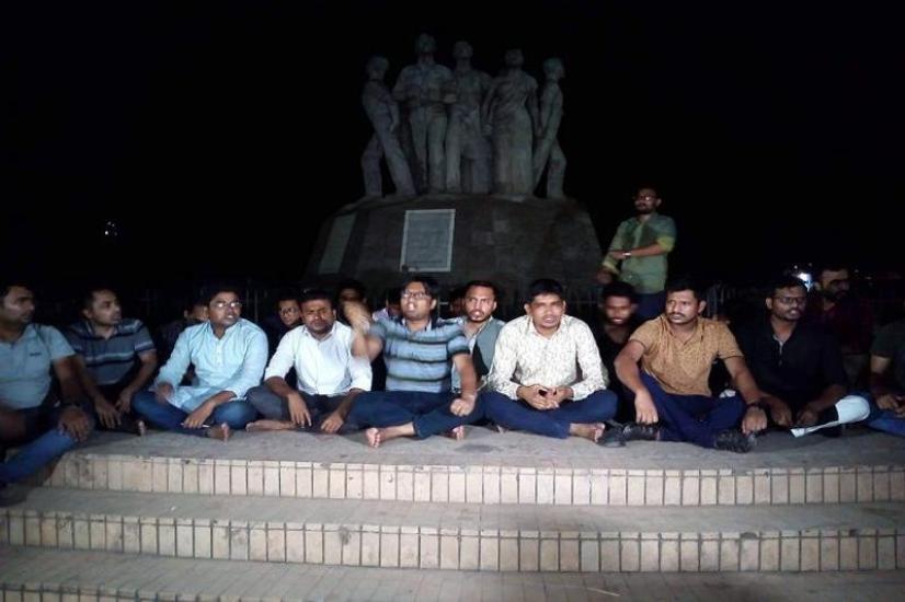 মধ্যরাতে রাজু ভাস্কর্যে ছাত্রলীগের পদবঞ্চিতদের বিক্ষোভ