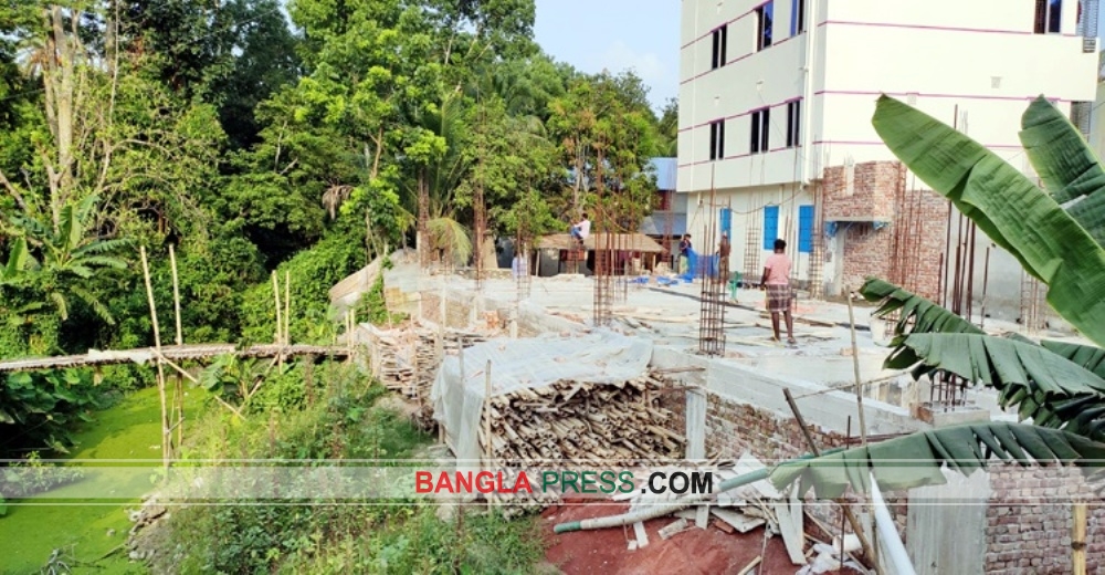 সরকারি খাল দখল করে বহুতল ভবন নির্মাণের অভিযোগ