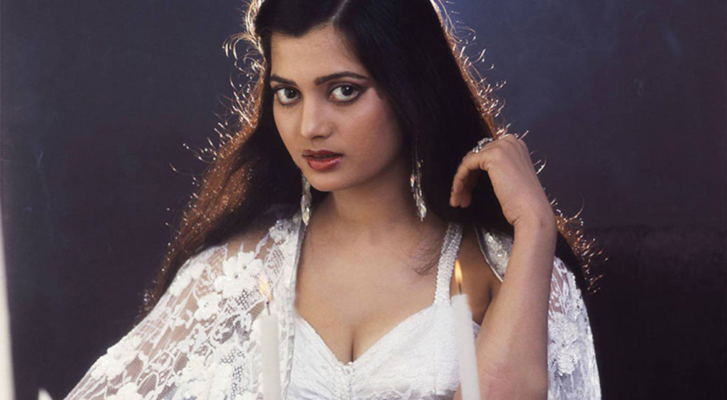 কেন অভিনয় থেকে বহু দূরে এই নায়িকা ?