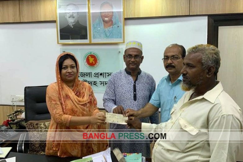 যুব ও সমবায় দপ্তরের ঋনের চেক বিতরণ করেন ইউএনও শাম্মি ইসলাম