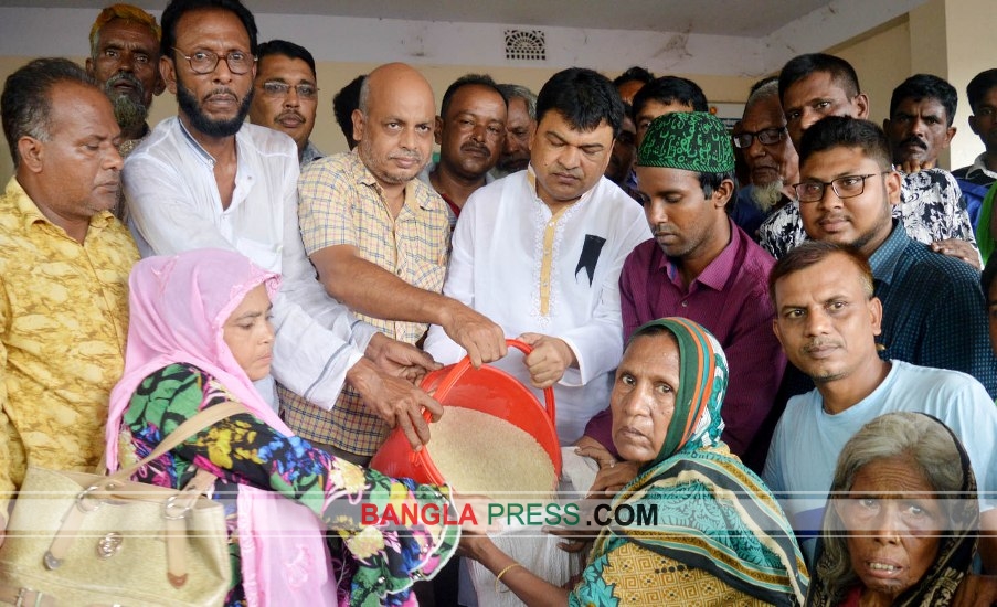 ধুনটে দুস্থ পরিবারের মাঝে ভিজিএফ চাল বিতরণ