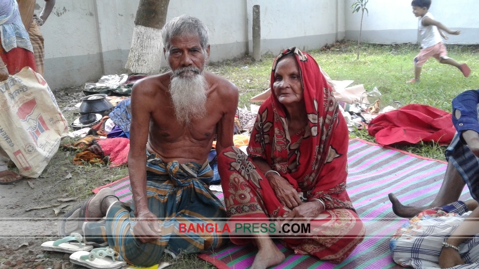 দূর্বৃত্তের আগুনে পুড়ে গেলো অসহায় বৃদ্ধ দম্পতির শেষ আশ্রয়স্থল