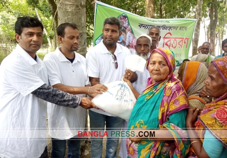 বন্যায় ক্ষতিগ্রস্ত চার উপজেলায় ভালোবাসি গাইবান্ধার ত্রাণ বিতরণ