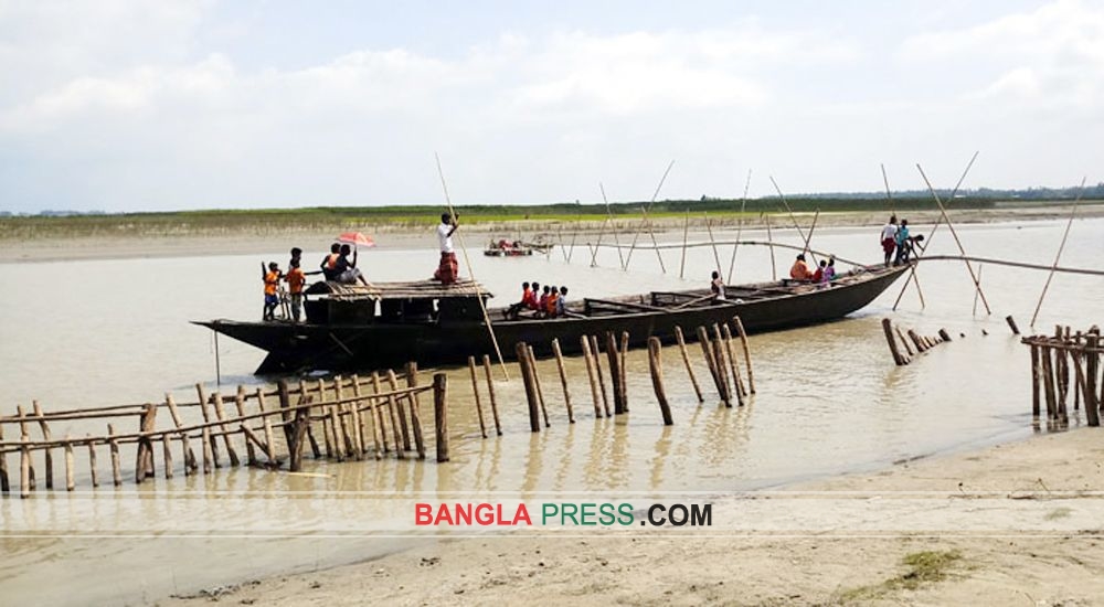 কুড়িগ্রামে অবৈধভাবে বালু উত্তোলন হুমকির মুখে ১২০ পরিবার