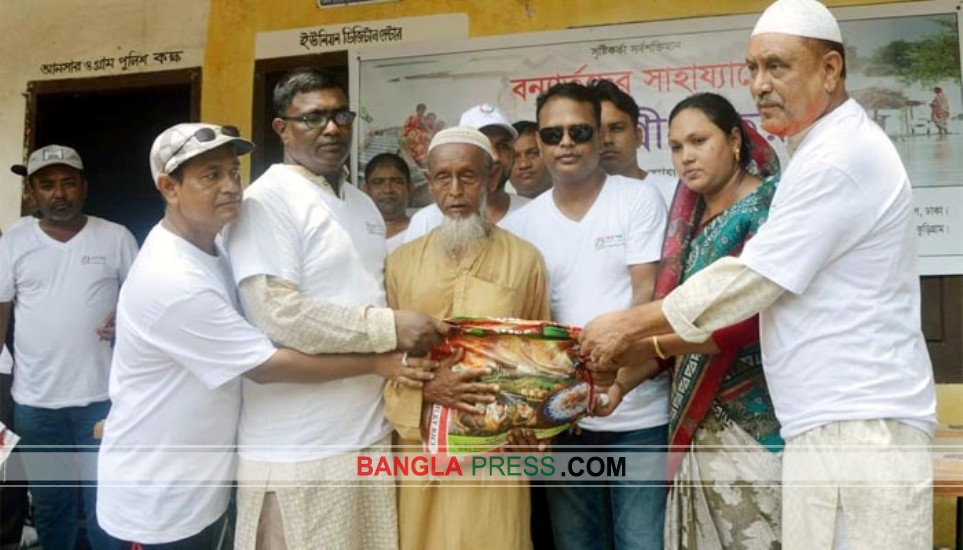 কুড়িগ্রামে ৪০০ বন্যার্ত পরিবারের ত্রাণ দিলেন প্রবাসী বাংলাদেশী(প্রবা)