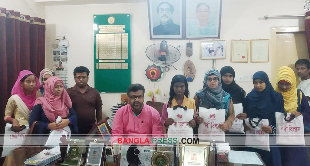 এতিম শিক্ষার্থীদের ঈদের পোশাক দিলেন পৌর মেয়র