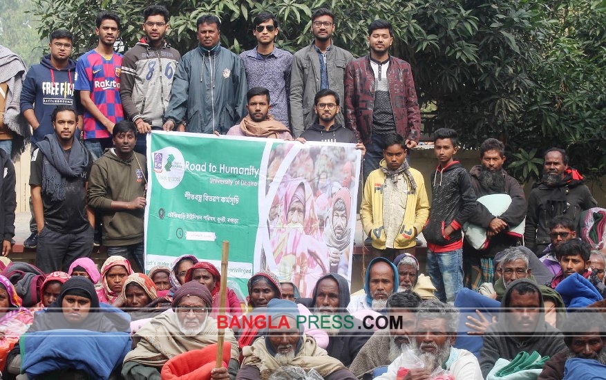 ধুনটে শীতার্তদের পাশে ঢাবি শিক্ষার্থীরা