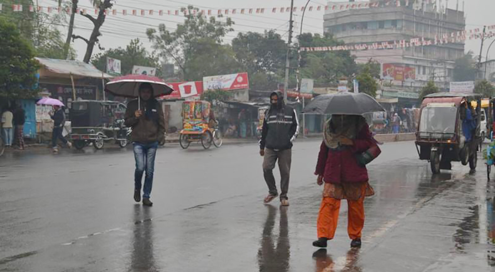 রাজধানীতে ঝরছে গুড়ি গুড়ি বৃষ্টি, বেড়েছে শীত