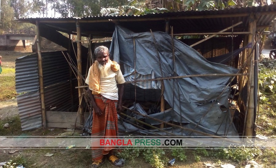 ডোমারে অসহায় ছলেমানের মানবেতর জীবন যাপন!