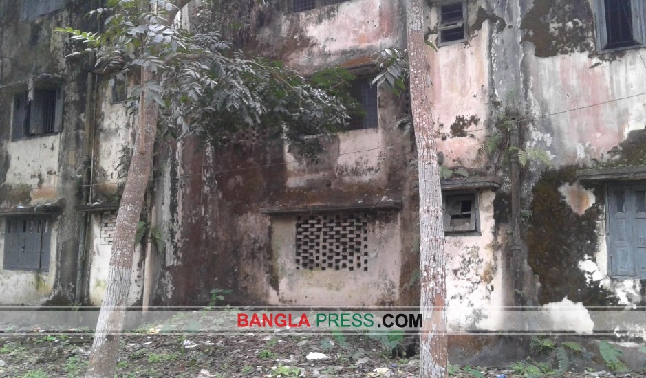 ফুলবাড়ী স্বাস্থ্য কমপ্লেক্সের ডক্টর্স কোয়ার্টার পরিত্যক্ত