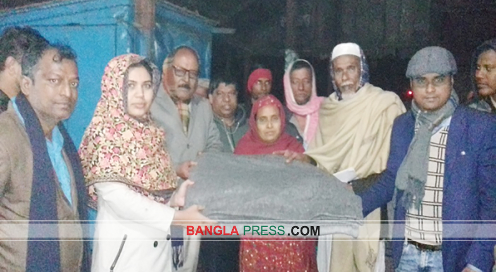 গৌরীপুরে ছিন্নমূল শীতার্তদের মাঝে কম্বল দিলেন ইউএনও