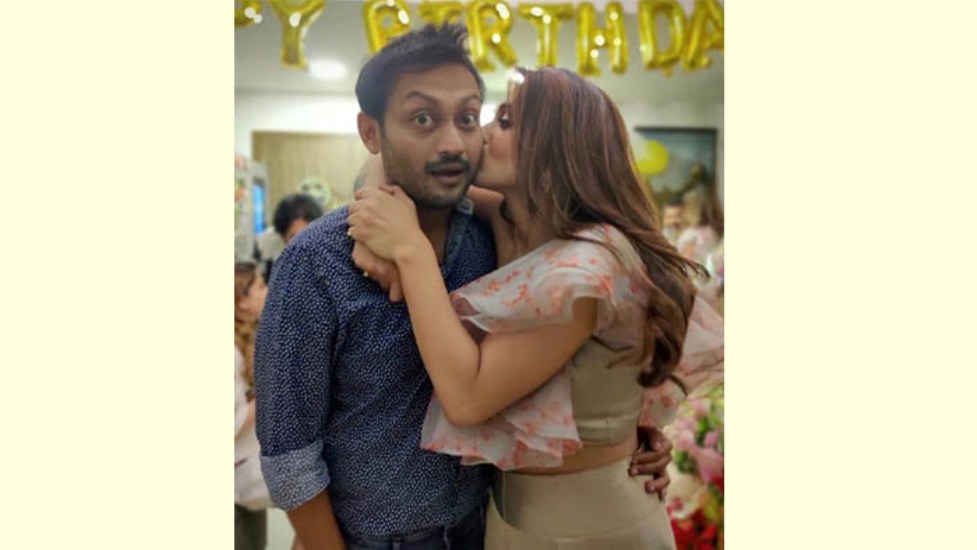 পরিচালককে ‘প্রেমিকা স্টাইলে’ মিমির চুমু!