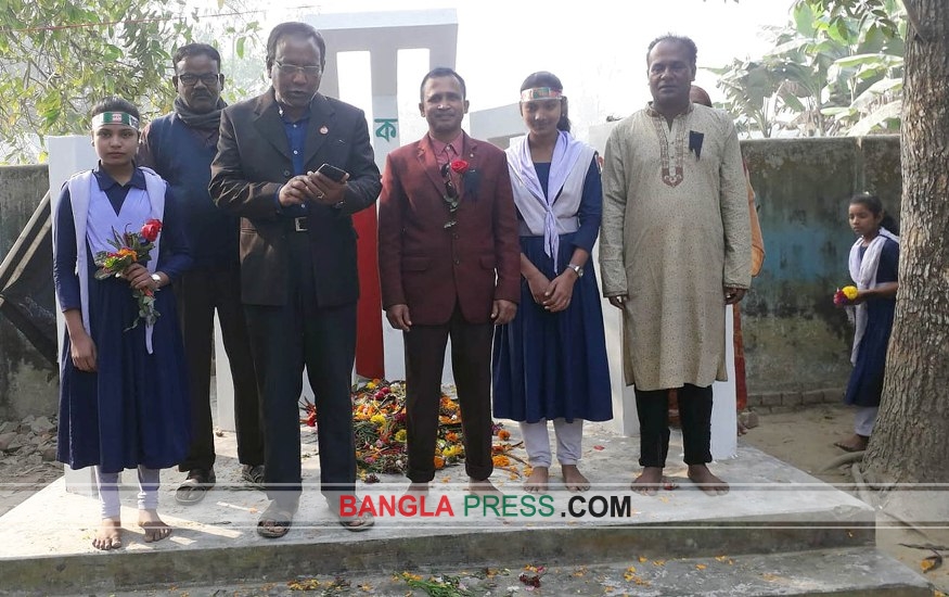 ধুনটে জুতা পায়ে শহীদ বেদিতে দুই শিক্ষক