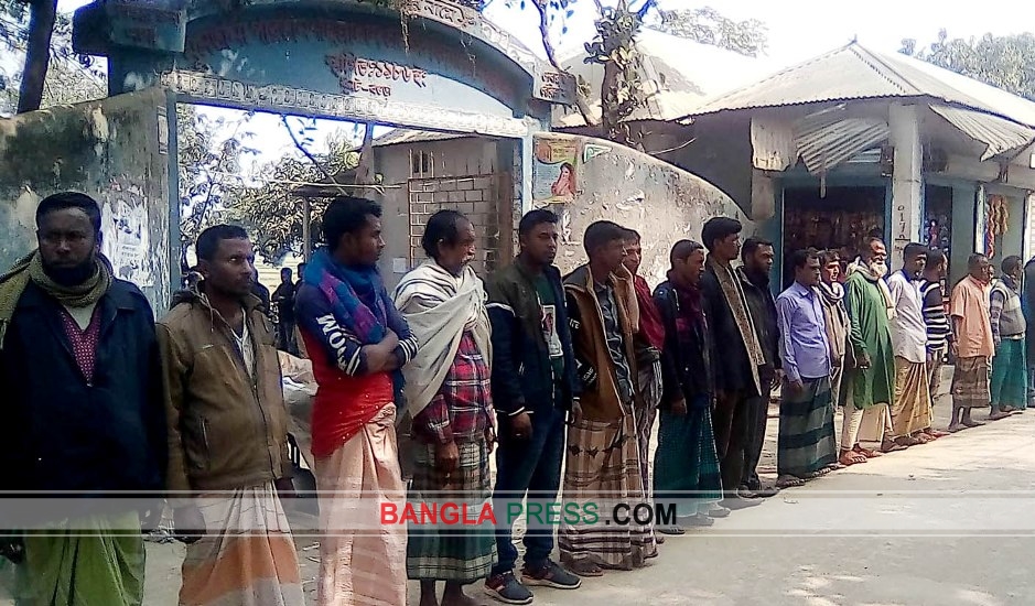 ধুনটে সভাপতি অপসারণের দাবীতে মানববন্ধন