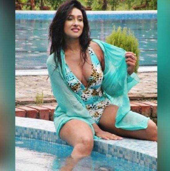 ইনস্টাগ্রামে বিকিনিতে ঋতুপর্ণা