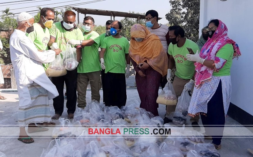 ডোমারে এসএসসি ৯০ ব্যাচের উদ্যোগে অসহায় মানুষের মাঝে খাবার বিতরণ