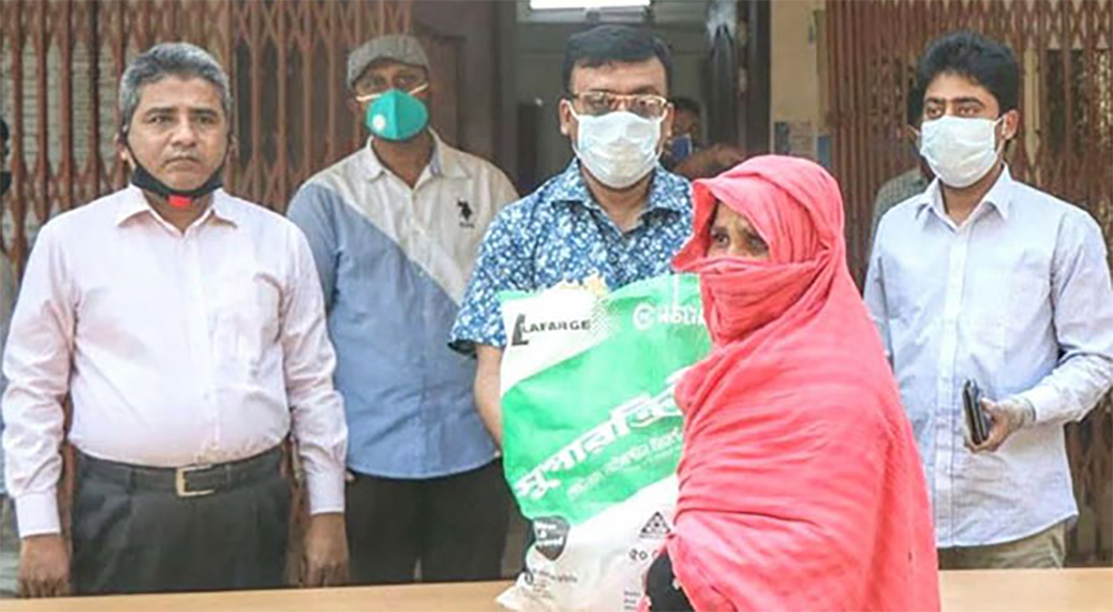 বরিশালে জেলা প্রশাসনের ত্রাণ বিতরণ শুরু