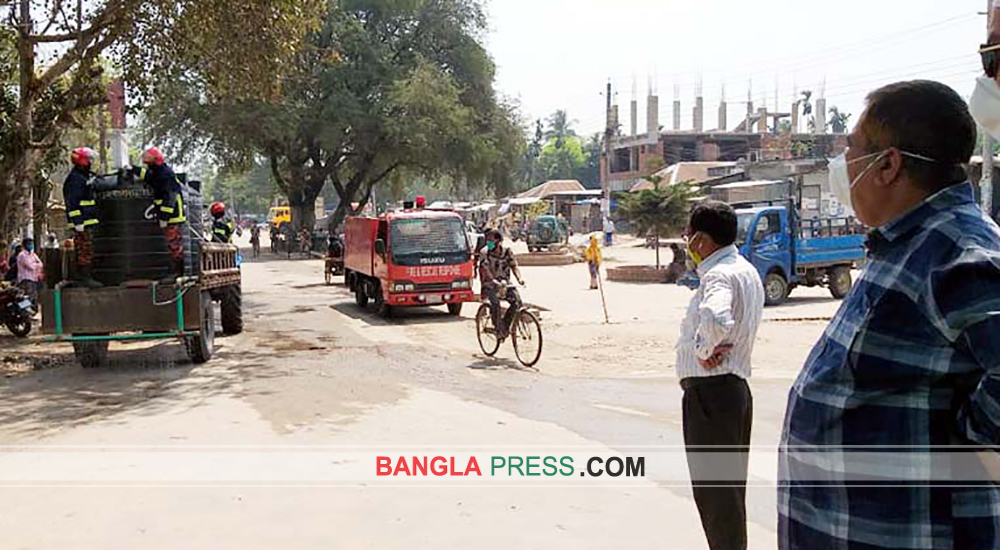 তেঁতুলিয়ায় করোনাভাইরাস প্রতিরোধে বিভিন্ন সড়কে জীবাণুনাশক ঔষধ স্প্রে