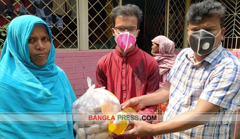 কাজ বন্ধ হওয়াদের খাদ্যসামগ্রী বিতরণ