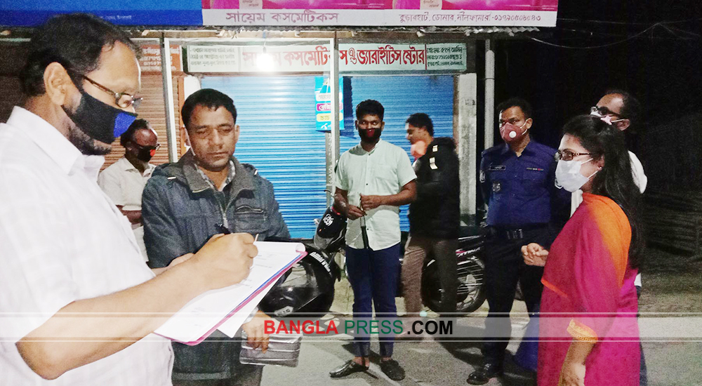 ডোমারে মোটর সাইকেল আরোহী ও ঔষধ ব্যবসায়ীকে ভ্রাম্যমান আদালতে জরিমানা