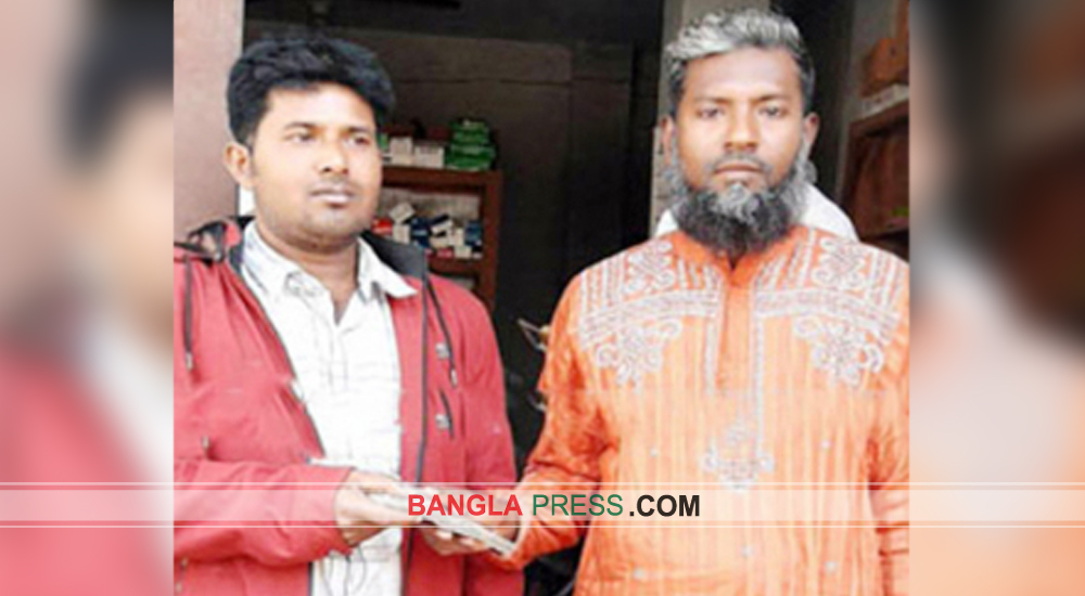 কুড়িয়ে পাওয়া লাখ টাকা ব্যবসায়ীকে ফেরত দিলেন ভ্যানচালক