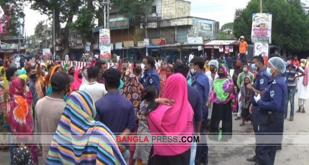 ঝিনাইদহে ত্রাণের দাবিতে চেয়ারম্যানের বিরুদ্ধে বিক্ষোভ ও সড়ক অবরোধ