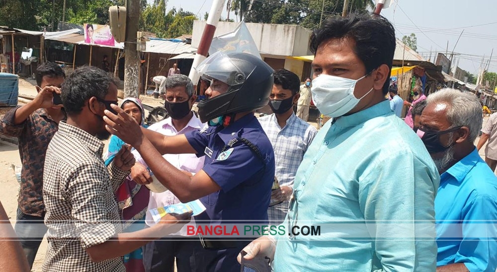 চিলাহাটিতে পথচারীদের মাঝে মাস্ক ও সচেতনতামূলক লিফলেট বিতরণ