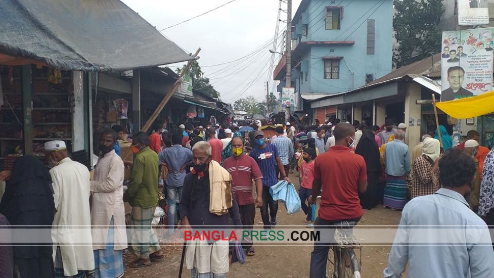 গৌরীপুরে লকডাউন মানছে না কেউ, সড়কে মানুষের উপচে পড়া ভীড়