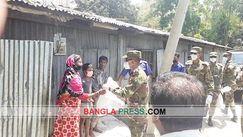 তেঁতুলিয়ায় সেনাবাহিনীর রেশনের টাকায় ত্রাণ বিতরণ