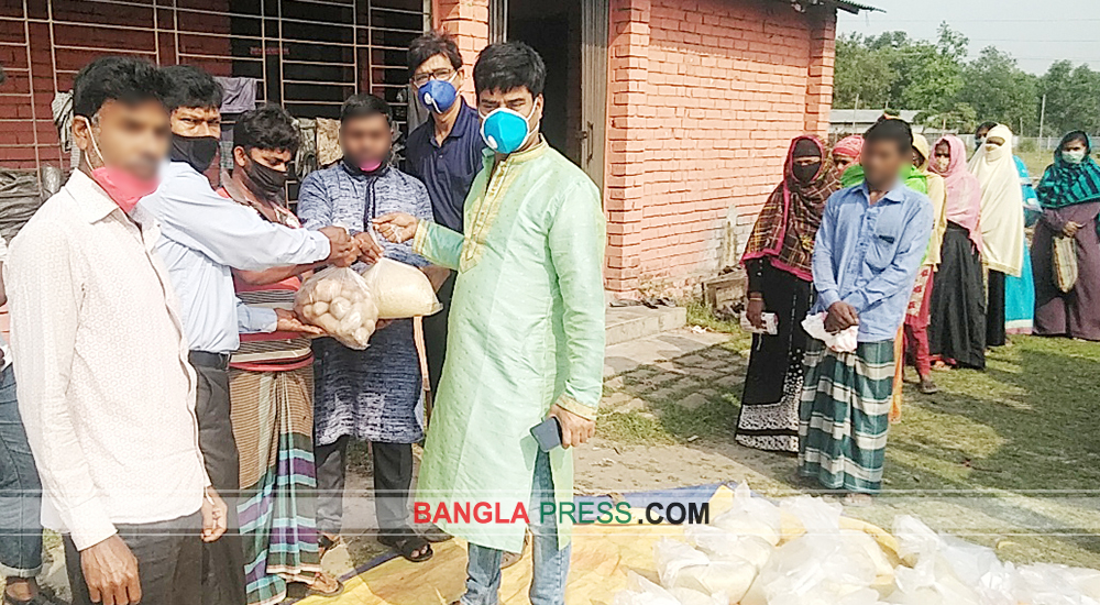 বোয়ালমারীতে অসহায়দের মাঝে ত্রাণ বিতরণ