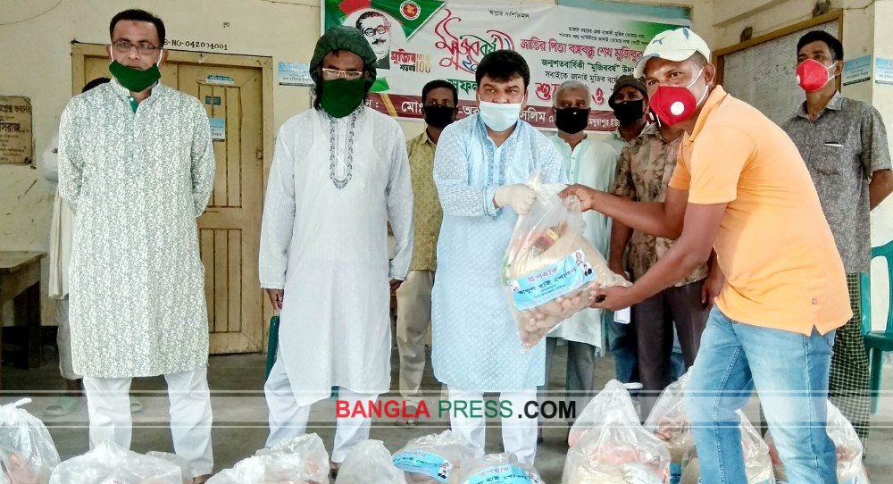 ধুনটে লকডাউন পরিবারের পাশে উপজেলা চেয়ারম্যান