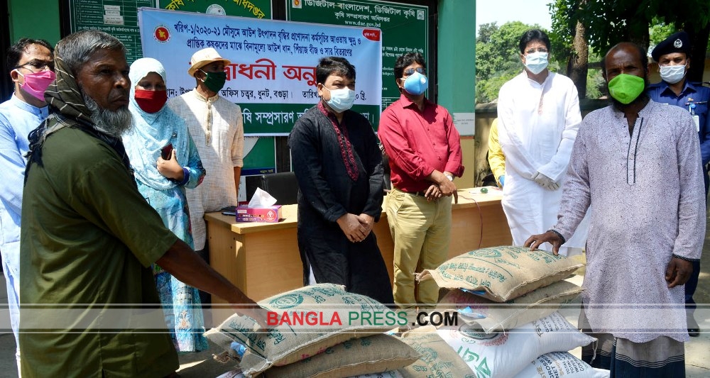 ধুনটে প্রান্তিক কৃষকদের মাঝে বিনামূল্যে বীজ সার বিতরণ