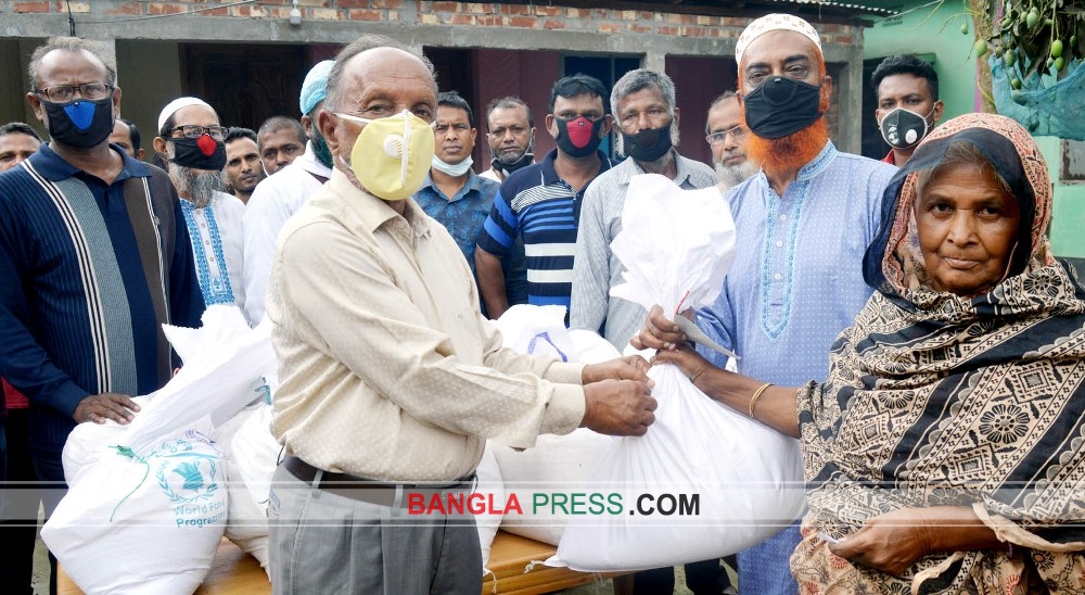 ধুনটে ৫০০ কর্মহীন পেল বিএনপি’র খাদ্য সহায়তা