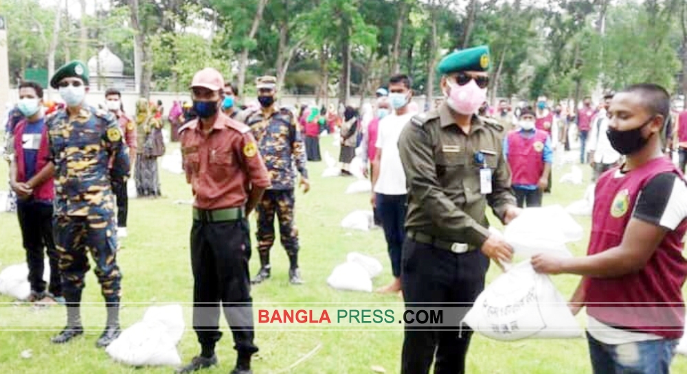 ফরিদপুরে ২৭০০ আনসার ও ভিডিপি সদস্যের মাঝে খাদ্য সহায়তা