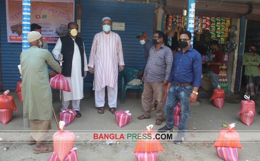 শালবাহান ৪নং ওয়ার্ড আওমীলীগের উদ্যোগে খাদ্য সামগ্রী বিতরণ