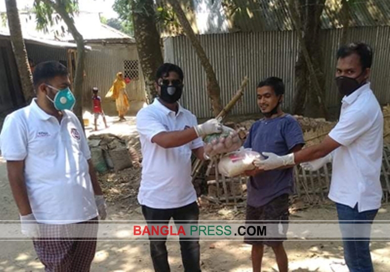 কর্মহীন মানুষদের খাদ্যসামগ্রী দিচ্ছে গাইবান্ধার এসএসসি ০২ ব্যাচ