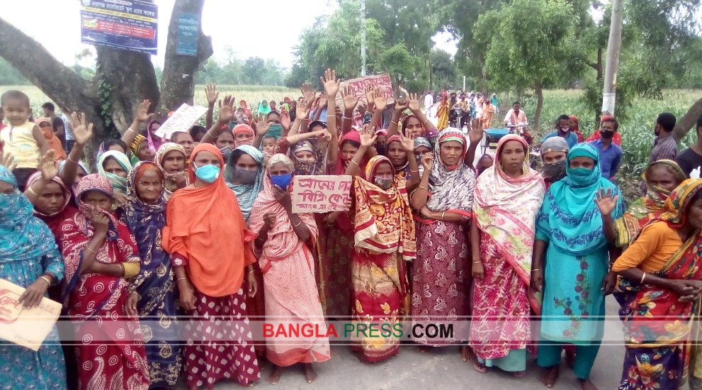 সৈয়দপুরে ত্রাণের স্লিপ বিক্রিকারীর বিচারের দাবিতে হতদরিদ্রদের মানব বন্ধন