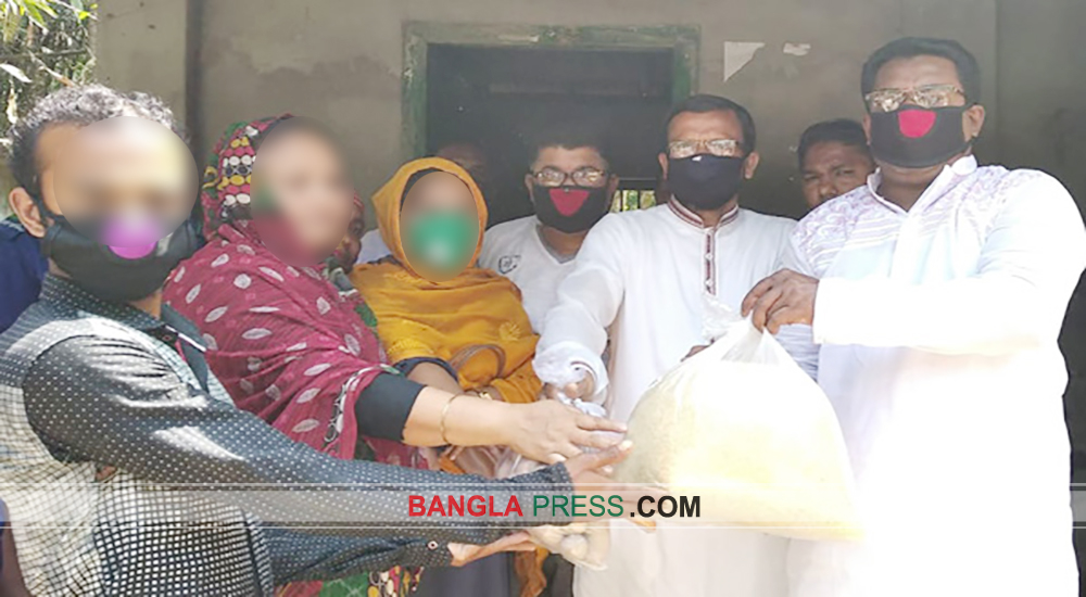বোয়ালমারীতে প্রায় ৩ হাজার কর্মহীনদের মাঝে খাদ্য সামগ্রী বিতরণ