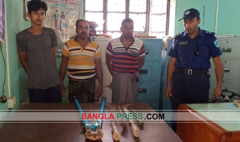 বোয়ালমারীতে ডাকাতির প্রস্তুতিকালে আটক ৩