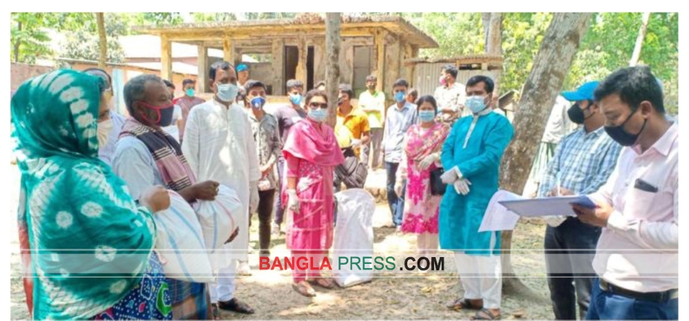 গৌরীপুরে ত্রাণ বিতরণে ইউএনও কে সহায়তায় কর্মস্থলে নেই কোন কর্মকর্তা
