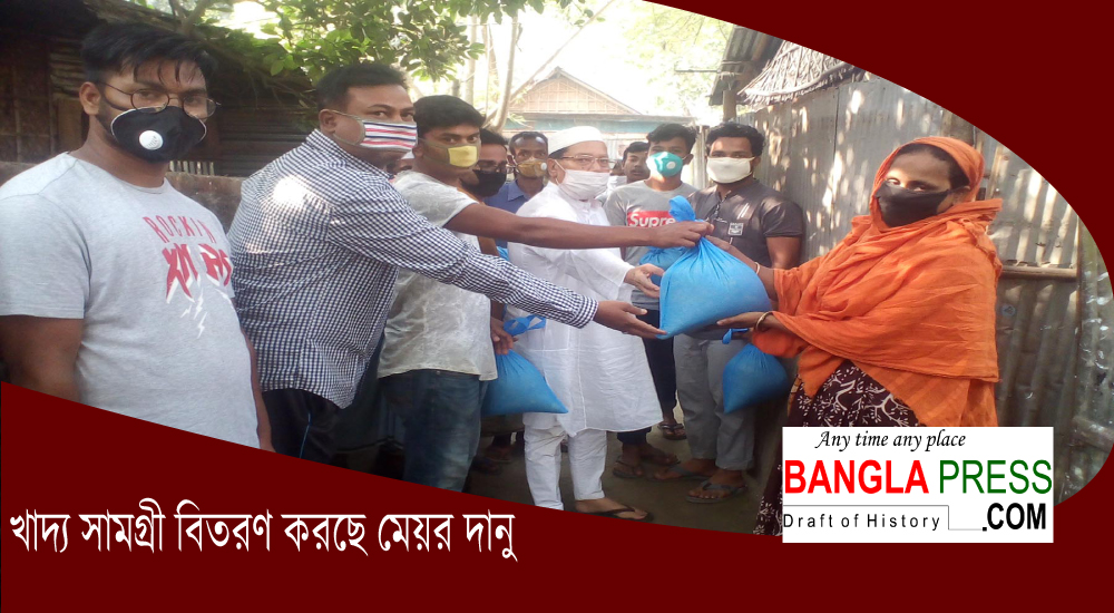 ডোমারে নিজস্ব অর্থায়নে খাদ্য সামগ্রী বিতরণ করেন পৌর মেয়র দানু