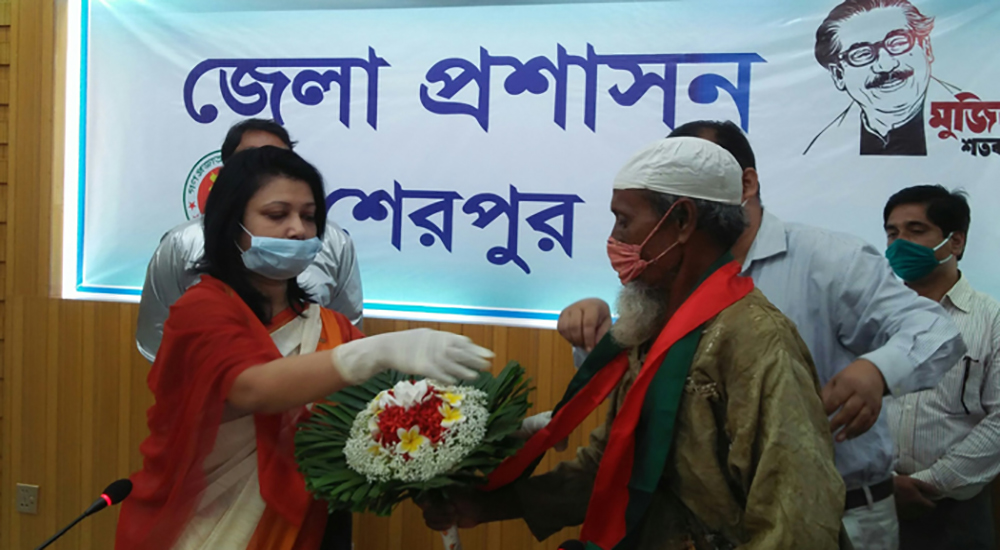 প্রধানমন্ত্রীর উপহার পেলেন আলোচিত সেই ভিক্ষুক