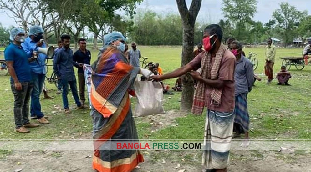 ডোমার-ডিমলা এলাকায় অসহায় মানুষকে সহায়তা দিলেন কেন্দ্রীয় নেত্রী সুমি