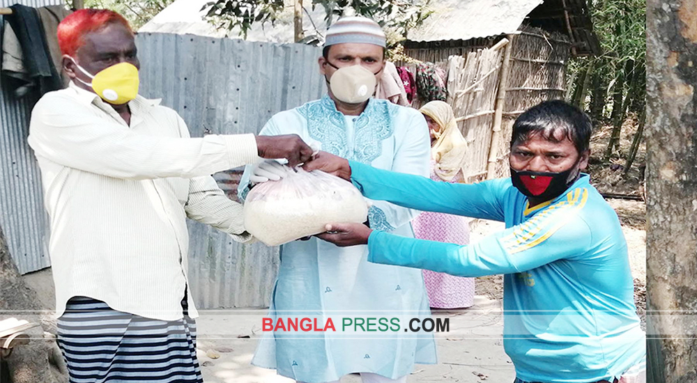 ডোমারে দুঃস্থ ও অসহায় পরিবারের পাশে রাসেল রানা